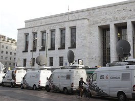 O soud s italskm premirem je mezi novini obrovsk zjem. Na snmku dodvky telviznch spolenost ped soudem v Miln (5. dubna 2011)