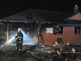 Hasiči při hašení požáru rybářské chaty u Příbora na Novojičínsku.
