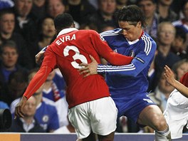 KANONROVA SNAHA. Fernando Torres po pestupu z Liverpoolu stle jet nedokzal, e bude stelcem i v Chelsea. Ve tvrtfinle Ligy mistr ho brn manchestert hri Patrice Evra a Pak i-sung.