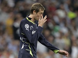 VYLOUEN. Peter Crouch z Tottenhamu opout po vylouen hit.