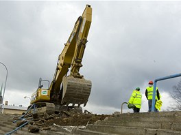 Rekonstrukce fotbalovho stadionu ve truncovch sadech zaala.