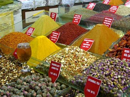Nákupy v Istanbulu: bazar s kořením a čaji