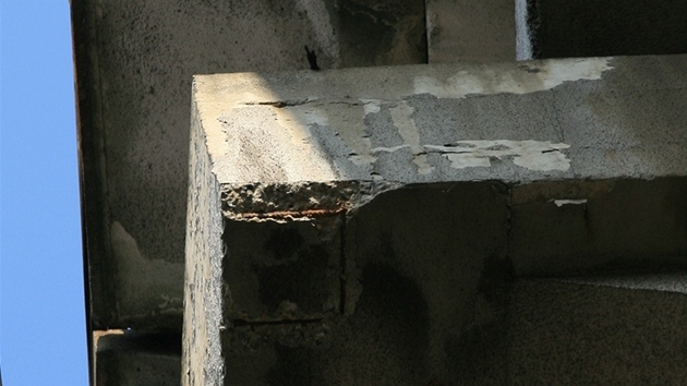 Z �elezni�ního mostu v Libni opadávají kusy betonu.