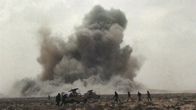 Nálety NATO omylem zasáhly pozice rebel u msta Briga (7. dubna 2011)