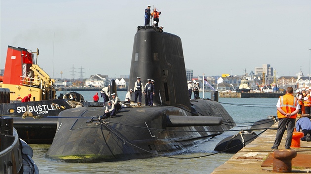 Brittí policisté na jaderné ponorce HMS Astute v Southamptonu (8. dubna 2011)