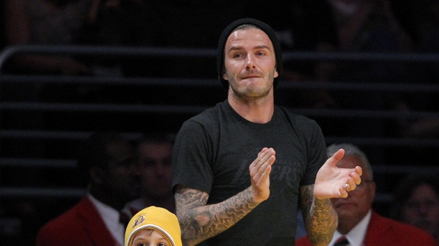 FOTBALOVÁ HVZDA NA BASKETU. David Beckham a jeho syn Romeo sledují duel LA Lakers proti Dallasu.