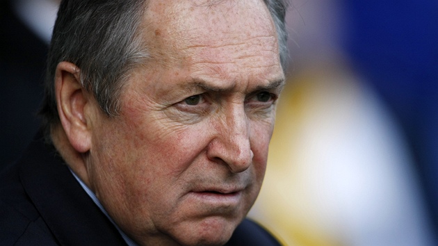 Trenér Aston Villy Gerard Houllier.