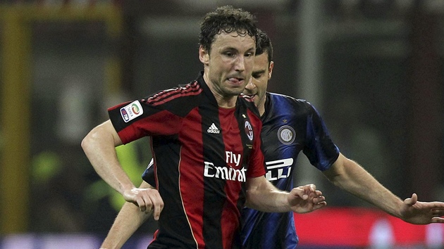 Marc Van Bommel z AC Milán si kryje mí� p�ed Thiago Mottou z Interu. 