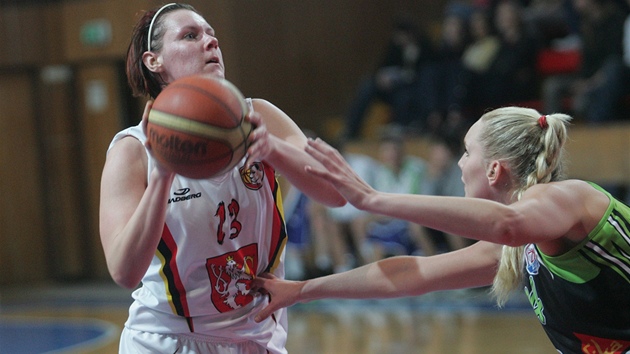 Klára Pochobradská z Hradce a Louice Halvarsson z USK (vpravo).