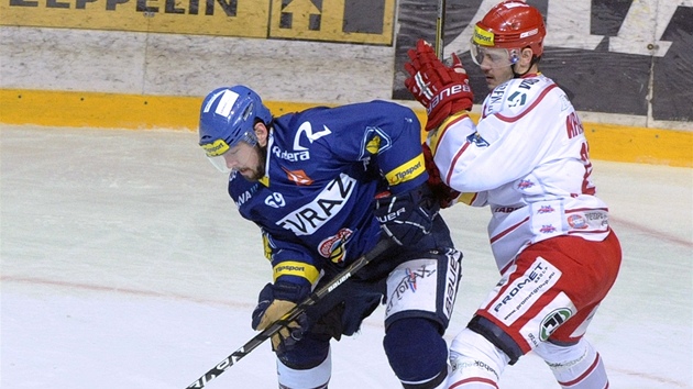 Roman Szturc z Vítkovic si kryje puk p�ed Luká�em Krají�kem z T�ince.