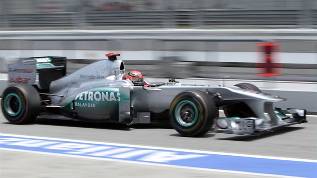 Michael Schumacher pi závreném tréninku Velké ceny Malajsie formule 1.