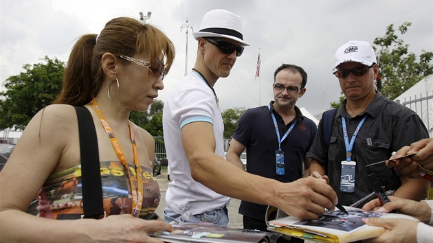 Michael Schumacher rozdává autogramy.