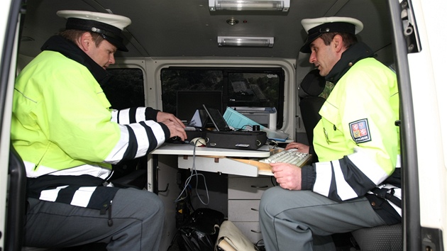 Policejní kontrola kamion na dálnici D1 na Vysoin.