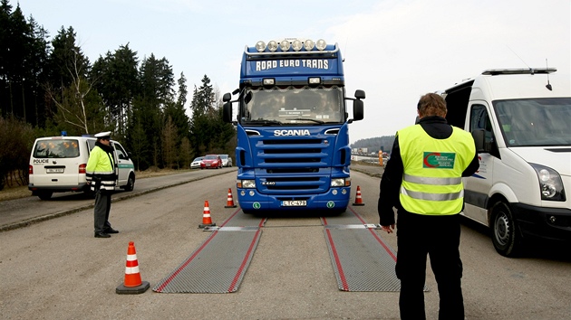 Policejní kontrola kamion na dálnici D1 na Vysoin.