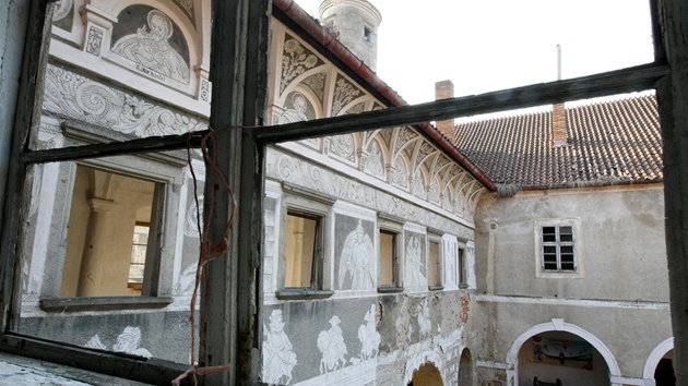 Zámek v ervené eici slouil jako letní sídlo arcibiskupa a proto tam vzniklo rozsáhlé panství. Ilustraní snímek