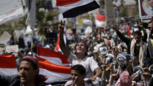 Protivládní demonstranti v Jemenu tímají národní vlajky