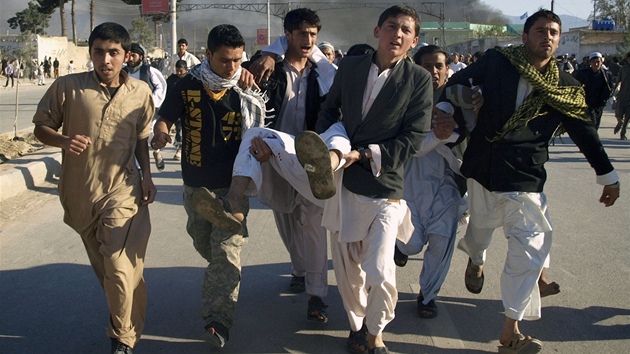 Afghánci nesou tlo mue, který byl zrann pi útoku na úadovnu OSN