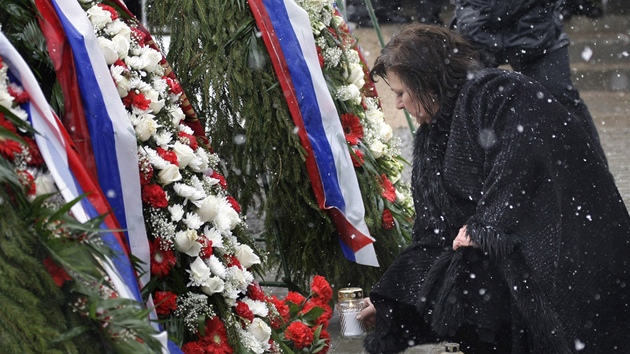 Manelka nynjího polského prezidenta Bronislawa Komorowského Anna zapaluje svíku za tragicky zesnulé pi nehod ve Smolensku