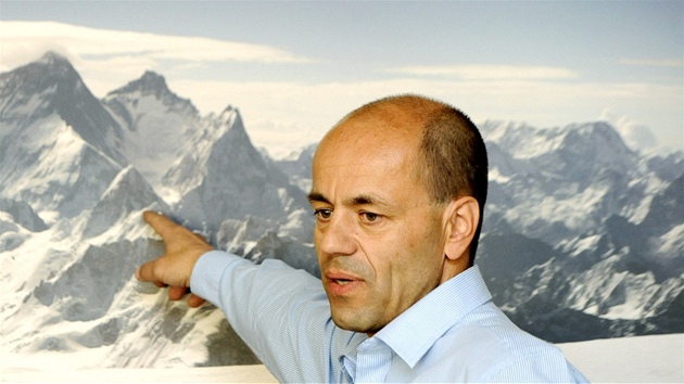 TUDY POLEZU. Horolezec Radek Jaroš ukazuje, kudy se vydá na čtvrtou nejvyšší horu světa Lhoce