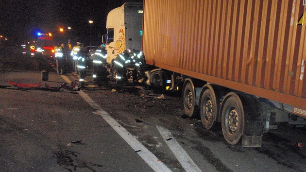 Tragická nehoda felicie a kamionu znaky Scania v obci Zádveice-Raková