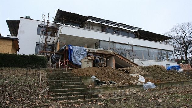 24. ledna 2010 byla ve vile Tugendhat podepsána smlouva o zahájení její rekonstrukce. Od té doby smí do funkcionalistického skvostu jen stava�i a restauráto�i. (21. leden 2011)