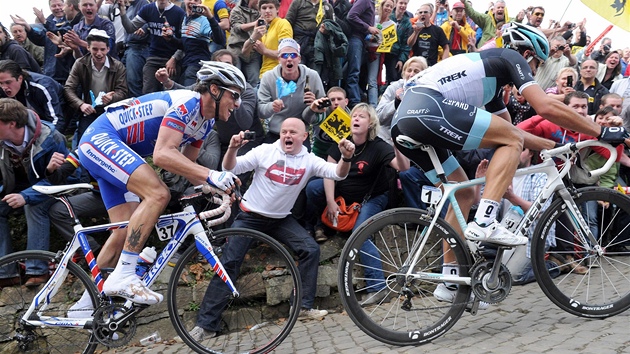 SPORTOVNÍ JEDNIKA. Fanouci i v závod Kolem Flander dokazovali, e cyklistika patí v Belgii k nejpopulárnjím sportm.  