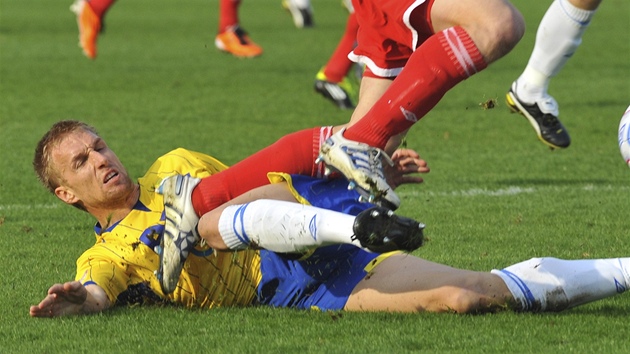 NEUTE�E�. Teplický Antonín Rosa nemilosrdn� sest�elil protihrá�e skluzem. 