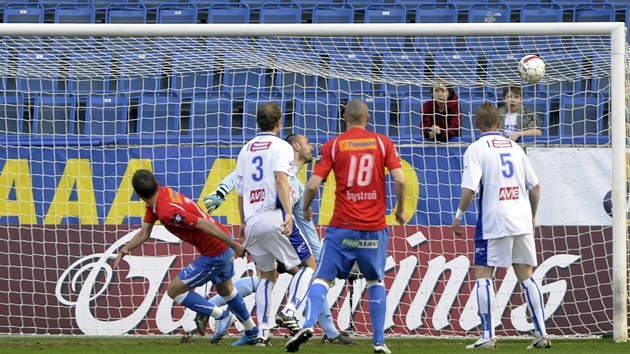 TREFA. Plzeský Marek Bako stílí úvodní branku zápasu proti Ústí. 