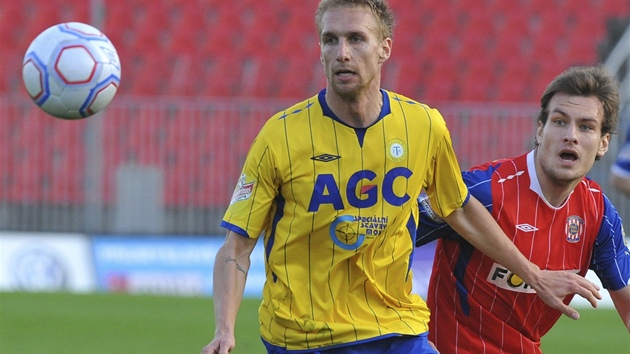 Antonín Rosa z Teplic (vlevo) sp�chá za mí�em p�ed brn�nským Michaelem Rabu�icem. 