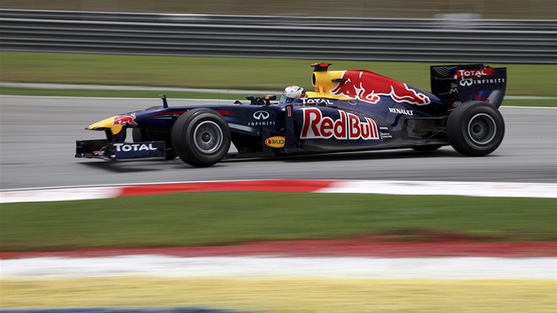 BYL NEJRYCHLEJÍ. Nmec Sebastian Vettel z Red Bullu zvládl kvalifikaci Velké ceny Malajsie nejrychleji ze vech.