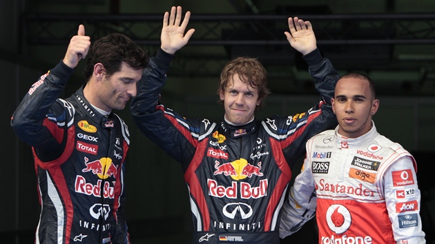 TI NEJRYCHLEJÍ. Po skonení kvalifikace Velké ceny Malajsie pózují fotografm (zleva) tetí Mark Webber z Red Bullu, jeho vítzný stájový kolega Sebastian Vettel a druhý Lewis Hamilton z McLarenu