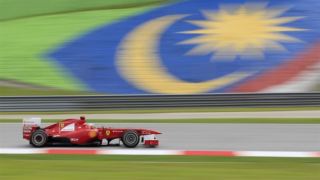 Fernando Alonso, pilot Ferrari, si mohl bhem kvalifikace velké ceny Malajsie vimnout i malajsijské vlajky podél trati.