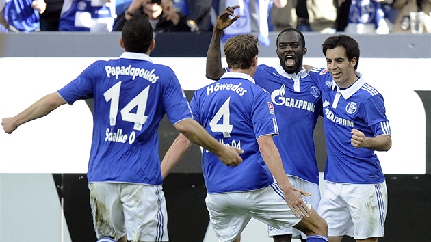 VÍTZNÁ TREFA. José Manuel Jurado ze Schalke (vpravo) se se spoluhrái raduje z vítzného gólu v utkání s Wolfsburgem.