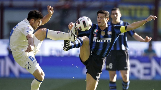 KUNG-FU. Javier Zanetti (vpravo) z Interu Milán jde nohou naped do souboje s Bojanem Jokiem z Chieva.