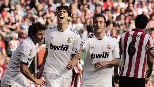 RADOSTNÝ KIK. Kaká z Realu Madrid (uprosted) se raduje z gólu, blahopejí mu Esteban Granero (vlevo) a Gonzalo Higuaín.