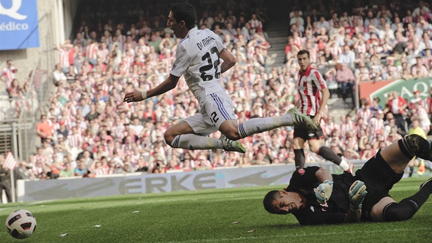 POZOR, LETÍM! Angel Di Maria z Realu Madrid letí pes brankáe Athleticu Bilbao Gorku Iraizose. 