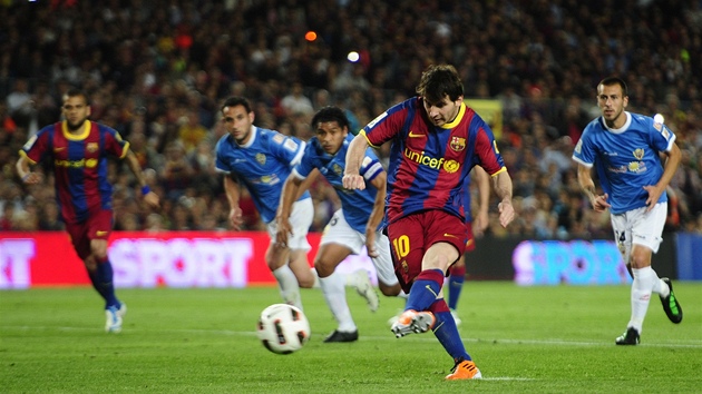 TO BUDE GÓL. Lionel Messi z Barcelony promuje penaltu v zápase s Almerií.