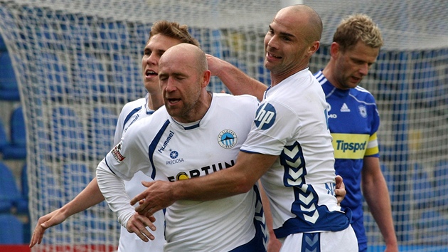 RADOST VETERÁNA. Jií tajner poslal Liberec do vedení v zápase s Olomoucí a gól oslavil se spoluhrái Nezmarem a Dokalem.