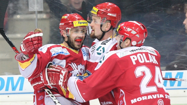 P�ED�ASNÁ RADOST. Hrá�i T�ince se radují z gólu na 4:3. Vedení ale nakonec neudr�eli.