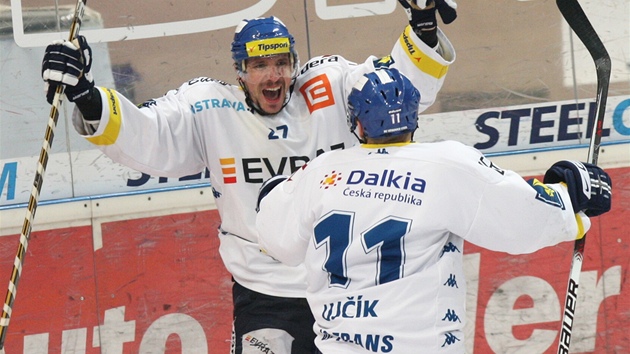 TREFIL JSEM TO! Peter Hú�evka z Vítkovic slaví gól se spoluhrá�em Uj�íkem.