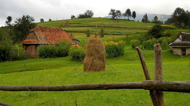 Krajina v okolí Podobovce dokazuje, �e za poznáním lidového �ivota není t�eba hledat skanzeny.