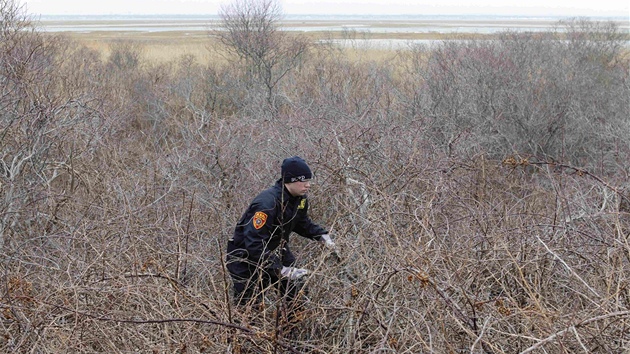 Policisté prohledávají oblast u Oak Beach v USA,  kde u nali osm tl (4. dubna 2011)