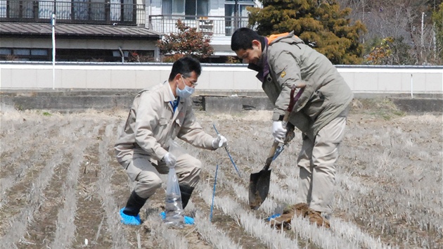 Japonci kontrolují zamoenost pdy v prefektue Fukuima (31. bezna 2011)