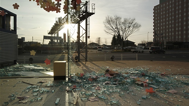 Následky tvrteního zemtesení v Japonsku. Na snímku rozbité sklo v Sendaj (8. dubna 2011)