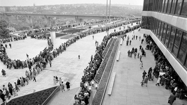 Zástupy Pra�an� �ekají ve velmi dlouhé front� v den otev�ených dve�í Paláce...