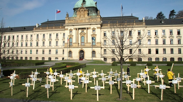 Aktivisté organizace Greenpeace postavili v zahrad Úadu vlády hbitov obcí zruených kvli tb uhlí. (6. dubna 2011)