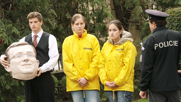 Zadrení aktivisté Greenpeace na zahrad Úadu vlády. (6. dubna 2011)