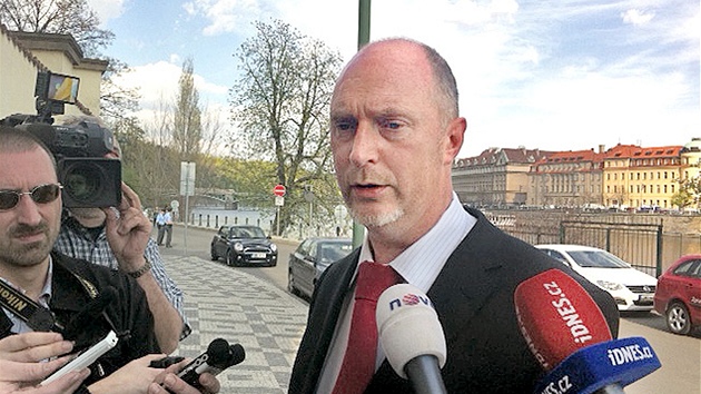 Poslanec Petr Skokan (VV) ped domem Víta Bárty v Praze. (7. dubna 2011)