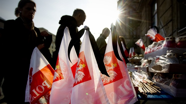 Lidé se scházejí na pietním míst ped prezidentským palácem ve Varav. (12. dubna 2010)