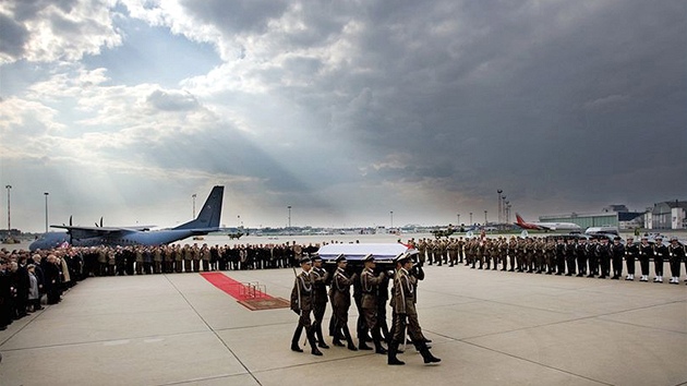 Plet letadla s ostatky polskho prezidenta Lecha Kaczynskho do Varavy.